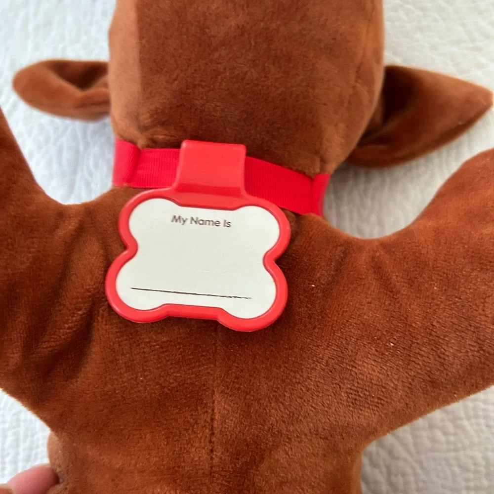 Pound puppy 2019 by Hasbro. Brown hound w/black spots. No flaws, no box.